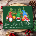 Fun Calligraphy Holly Jolly Christmas Gnomes Green Postkarte<br><div class="desc">Moderne Fun Kalligrafie Skript Haben Sie eine Holly Jolly Weihnachten Wasserfarben Gnomes Postcard mit Pine Trees. Familienname und Jahr - Waldgrüner Hintergrund und bunte Saitenleuchten.</div>