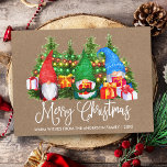 Fun Calligraphy Kraft Merry Christmas Gnomes Postkarte<br><div class="desc">Moderne Fun Kalligrafie Skript Frohe Weihnachten Wasserfarbe Kraft Postcard mit Pine Trees und farbenfrohen Saitenleuchten. Familienname und Jahr.</div>
