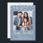 Fun Calligraphy String Lights Foto Blue Hanukkah Feiertagskarte<br><div class="desc">Modern Fun Calligraphy Script Happy Hanukkah Family Foto Holiday Card - Dusty Blue mit String Lights</div>