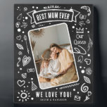 Fun Chalkboard Doodle Foto Beste Mutter je Fotoplatte<br><div class="desc">Modernes Chalkboard Doodle Foto 'Best Mum Ever' Keepake Plaque. Das Design besticht durch einen rustikalen Chalkboard-Hintergrund,  der mit lustigen weißen Kreidedoodles geschmückt ist. Laden Sie einfach Ihr Lieblingsbild hoch und passen Sie die Vorlage mit Ihren eigenen Details an.</div>