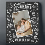 Fun Chalkboard Doodle Foto Beste Mutter je Fotoplatte<br><div class="desc">Modernes Chalkboard Doodle Foto 'Best Mum Ever' Keepake Plaque. Das Design besticht durch einen rustikalen Chalkboard-Hintergrund,  der mit lustigen weißen Kreidedoodles geschmückt ist. Laden Sie einfach Ihr Lieblingsbild hoch und passen Sie die Vorlage mit Ihren eigenen Details an.</div>