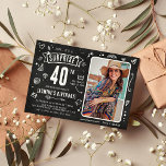 Fun Chalkboard Doodle Foto Überraschung 40. Geburt Einladung<br><div class="desc">Spaß modernes Calkboard Doodle Foto 'Shhh... It's a Überraschung' 40. Geburtstag Party Einladung! Das Design verfügt über eine rustikale Tafel mit weißen Kreidedoodles. Laden Sie einfach ein Bild hoch und passen Sie die Vorlage mit Ihren eigenen Veranstaltungsdetails an.</div>