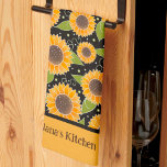 Fun Chic individuelles Sonnenblumenmuster Geschirrtuch<br><div class="desc">Niedliches Personalisiertes Sonnenblumenmuster Modernes Teetuch. Fügen Sie Ihrem Namen ein lustiges Zitat zu diesem bunten Blumenhandtuch hinzu. Diese niedlichen Küchentücher sind perfekt, um Ihre Küche farblich zu gestalten. Pair es mit einer Flasche Wein und es ist ein großartiges personalisiertes Geschenk für Freunde, Familie, Mitarbeiter, Nachbarn, etc. Der benutzerdefinierte Monogrammbereich kann...</div>