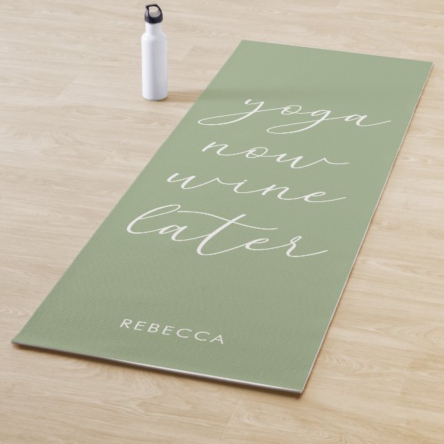 Fun Chic Sage Green Script Yoga Jetzt Wein später Yogamatte (Beispiel)