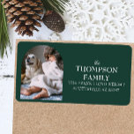 Fun Christmas Family Foto Rücksendeadresse Mailing Adressaufkleber<br><div class="desc">Machen Sie Ihre Urlaubspost mit unserem großen Emerald Green und White Fun Weihnachtsfamilien Foto Rücksendeadresse Mailing Label auffällig. Dieses auffällige Label zeichnet sich durch einen festlich grünen Hintergrund und eine knallige, weiße Detaillierung aus. Es prägt Ihr beliebtes Foto für einen zauberhaften Urlaub in der Touch. Das gepflegte, einfache und minimale...</div>