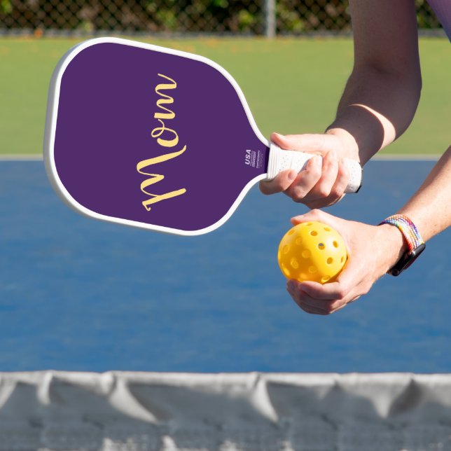 Fun Cool Vibrant Elegant Dark Lila "Mama" Skript Pickleball Schläger (InSitu)