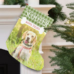 Fun Dog Karierter Foto Name Personalisiert Kleiner Weihnachtsstrumpf<br><div class="desc">Dein Hund wird diesen lustigen Weihnachtsweihnachtsweih personalisiert für ihn Liebe. Der Strumpf zeigt Ihre Haustiere personalisieren den Namen mit einem weißen Hundeknochen,  das die Worte "Santa Leckereien" überlagert. Niedlich und festlich und viel Platz für Hunde Leckereien . . . ein Weihnachtsfest,  der für viele Jahre geschätzt wird.</div>