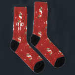 Fun Dog Santa Claus Pattern Red Christmas Socken<br><div class="desc">Ein lustiger Weg,  die Weihnachtszeit mit diesem niedlichen Hundetipp Weihnachtsmann hat Socken in Rot mit einem Ho geklopft! Ho! Ho! Schrei! Text kann nach Ihren Vorlieben geändert werden.</div>