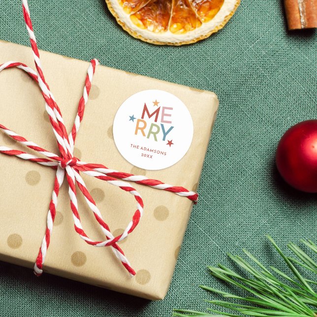 Fun farbenfrohe Typografie Merry Familienname Runder Aufkleber (Von Creator hochgeladen)