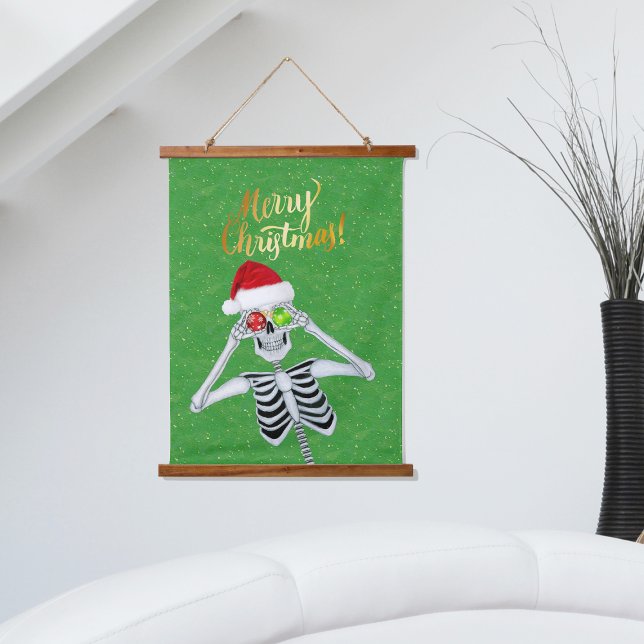 Fun Frohe Weihnachten Skeleton Green Gold Weihnach Wandteppich Mit Holzrahmen (Merry Christmas skeleton red Santa hat shiny ornaments on green with gold flecks tapestry wall art.)