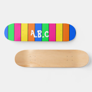 FUN HELL FARBIGE STRIPY PATTERIN MIT INTIALEN SKATEBOARD