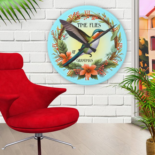Fun Hummingbird Grandma Runde Wanduhr (Artistic wall clock featuring a painting of a hummingbird on a floral wreath - grandma - grandmother)