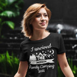 Fun I survived the family camping T-Shirt<br><div class="desc">Erstellen Sie einen individuellen T - Shirt für Ihre nächste Wiedersehen. Dieser lustige familiäre Camping-T - Shirt enthält die Formulierung "Ich habe das Camping der Familie überlebt" in weißer Schrift mit einer Silhouette von Bergen und Kiefern mit Mond und Sternen; leicht anpassbar, indem Sie Ihren Familiennamen und Text Ihrer Wahl...</div>