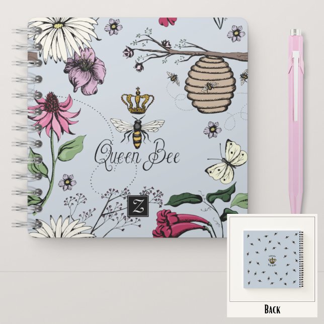 Fun Light Blue Queen Bee & Crown Floral Monogram Notizbuch (Royal Queen Bee Hand-Drawn Design & Monogram
On the Back: Pattern & Editable "Mommy You Rule" Text)