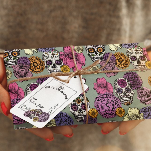 Fun Lila Sugar Skull Feliz Dia de los Muertos Geschenkanhänger (Festive Dia de los Muertos drawing Gift Tags with fun colored leafy back. Add your own Name.)