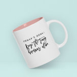 Fun Moderne schicke Mama Mutter Sprichwort Goals Z Zweifarbige Tasse<br><div class="desc">Rufen Sie alle Eltern und Betreuer! Mit dem typografischen Design "Das Ziel von heute: den winzigen Menschen lebendig Behalten", bekommt man ein Schluckle aus unserer Zazzle-Tasse mit zwei Tönen! 😄 👶 Diese Tasse versteht die tägliche Mission und bringt eine Dosis Spaß ins Chaos. Mit seinem trendigen, zweifarbigen Stil und seinem...</div>