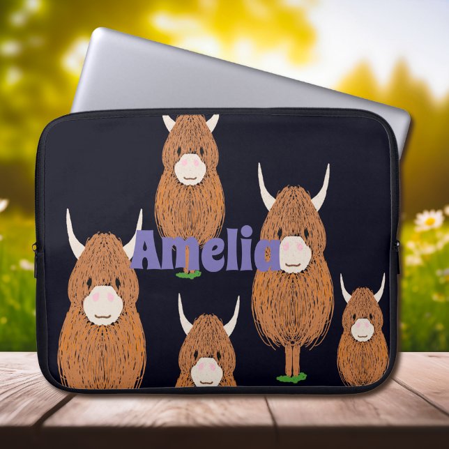 Fun Monogram Highland Cow Laptopschutzhülle (Von Creator hochgeladen)