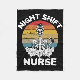 Fun Night Shift Nurse Skelett Halloween Rn Nurses Fleecedecke