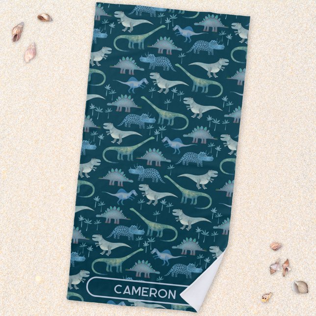 Fun Personalized Name Dinosaur Pattern Strandtuch (Fun prehistoric dinosaur pattern beach towel for paleontologists of all ages)