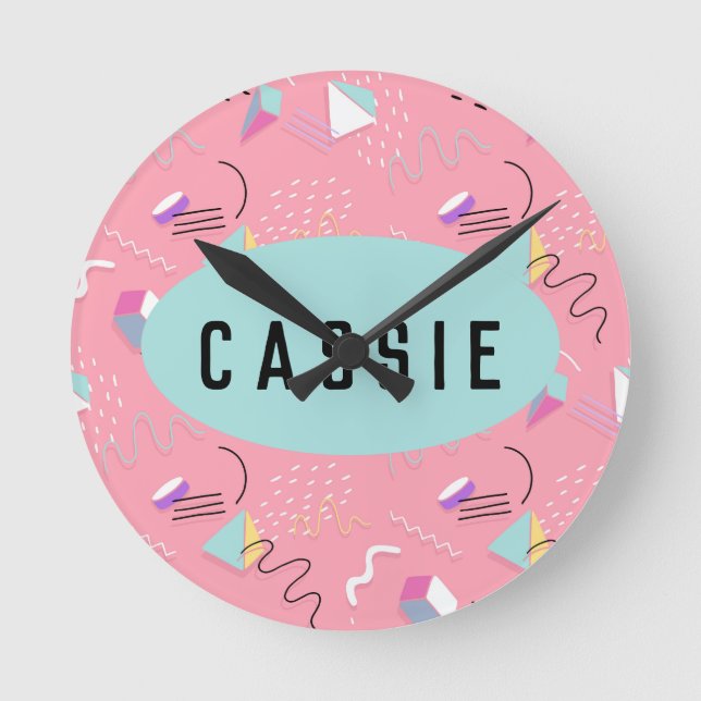 Fun Pink 1990s Throwback Graphics Runde Wanduhr (Vorderseite)