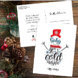Fun Red Hat Snowman Baby Es kalt draußen Whimsical Feiertagspostkarte<br><div class="desc">Spaß Red Hat Snowman Baby Es ist kalt draußen Whimsical Holiday Card. Senden Sie Ihren Lieben mit dieser lustigen und modernen Urlaubskarte Urlaubsgrüße. Alle Texte sind so vorbereitet,  dass Sie sie einfach und schnell mit Ihren eigenen Details personalisieren können. Gute Ferien!</div>