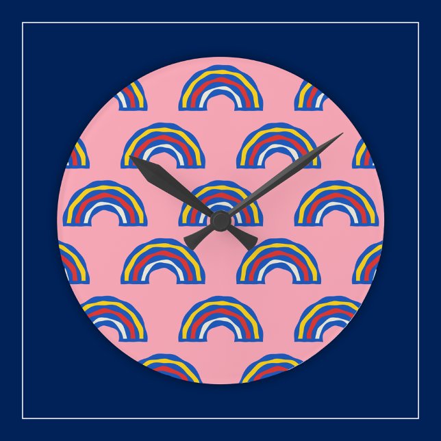 Fun Retro 80er Primäre Farbenbügel auf Niedlich ro Runde Wanduhr (Von Creator hochgeladen)