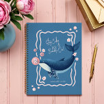 Fun Retro Wavy Blue Whale Pink Gum Blasen Planer<br><div class="desc">Mit unserem lustigen und spielerischen Retro-Buballwal-Planer gestalten Sie die Planung unterhaltsam und stilvoll! Dieses einzigartige Design besticht durch die von Hand gezeichnet, von Retro-inspiriert Wellenlinien und zarten Blumenakzenten umgebenen, rosafarbenen Kaugummi-Blasen. Die skurrile, wache Grenze fügt eine Touch Nostalgie hinzu, während das motivierend Zitat "Bleibe Calm and Bubble On!" wunderschön in...</div>