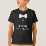 Fun Ring Bearer Weiße Krawatte Hochzeit T - Shirt<br><div class="desc">Diese lustigen T - Shirt sind als Favoriten oder Geschenke für Ehering Bären konzipiert. Der T - Shirt ist schwarz und zeigt eine weiße Bogen-Krawatte mit drei Tasten. Der Text lautet Ring Bearer, und hat einen Platz, um seinen Namen, den Namen des Ehepaares und das Hochzeitstermin einzugeben. Eine tolle Ergänzung...</div>