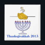Fun Roasting Türkei Thanksgivakkah Gedenken Magnet<br><div class="desc">Spaß Thanksgivakkah Gedenkmagnet mit humorvoller Grafik eines röstenden Truthahns auf einer Stange über einer Menorah. Schwarzer Text,  unten liest Thanksgivakkah 2013.</div>
