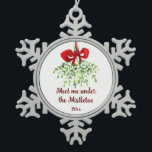 Fun Romantic Meet under Mistletoe Zitat Weihnachte Schneeflocken Zinn-Ornament<br><div class="desc">Fun Romantic Meet under Mistletozik Weihnachten Wasserfarbe Kunst</div>