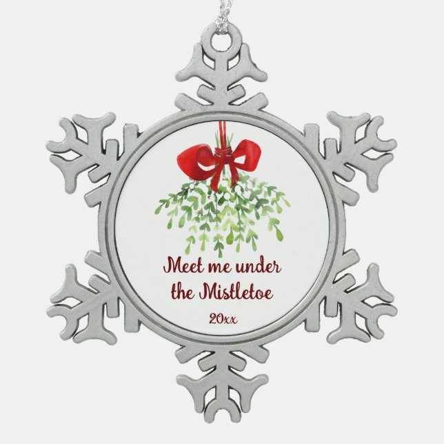 Fun Romantic Meet under Mistletoe Zitat Weihnachte Schneeflocken Zinn-Ornament (Vorderseite)