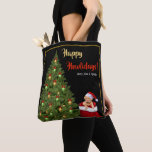 Fun Santa Puppy Christmas Tree Red Poinsettias Tasche<br><div class="desc">Dies ist ein lustiger Weihnachts Tote Tag mit einem Weihnachtsjungen wünscht glückliche Ferien und ein Weihnachtsbaum auf schwarzem Boden mit Gold. Das Hotel liegt sehr zentral und ist gut zu Fuß zu erreichen.</div>