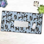 Fun Schwarz und Weiß Tuxedo Katzenmuster Blau Schreibtischunterlage<br><div class="desc">Niedliche schwarz-weiße Tuxedokatzen,  die ihr Geschäft machen. Ein lustiges Muster auf blauem Hintergrund,  perfekt für Tier- und Tierliebhaber. Originelle Kunst von Nic Squirrell.</div>