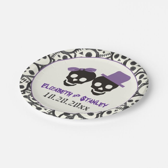 Fun Skulls Halloween lila und schwarze Hochzeit Pappteller (Schrägansicht)