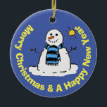Fun Snowman in einer frostigen Winterlandschaft Keramik Ornament<br><div class="desc">Fun Snowman in einer frostigen Winterlandschaft. Cartoon-Stil Illustration eines Schneemanns mit einer winterlichen Sonne,  die nach unten scheint. Die blaue Himmelslandschaft rundet das Design ab. Die Nachricht lautet "Frohe Weihnachten und ein glückliches neues Jahr".</div>