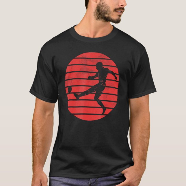 Fun Soccer Player Silhouette auf einem roten Sonne T-Shirt (Vorderseite)