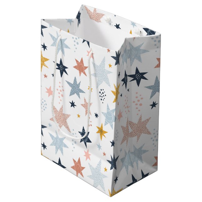 Fun Star Muster Mittlere Geschenktüte (Vorderseite Schrägansicht)