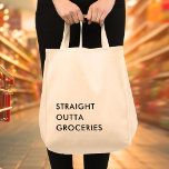 Fun STRAIGHT OUTTA GROCERIES Minimalistisch modern Tragetasche<br><div class="desc">Die "STRAIGHT OUTTA GROCERIES" Totttasche ist minimalistisch, modern gestaltet und enthält ein spielerisches, lustiges Typografie-Zitat. Das Zitat "STRAIGHT OUTTA GROCERIES" ist fett gedruckt, kontrastierend auf der Vordertüte, und die einfachen, sauberen Linien der Schrift verleihen ihm einen modernen, raffinierten Rand. Das Fehlen von zusätzlichen Grafiken oder Bildern erlaubt es dem Typografikat,...</div>