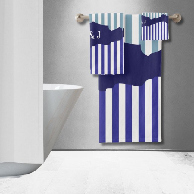 Fun Torn Stripes Blue Layered Initials Badhandtuch Set (Fun Torn Stripes Blue Layered Initials Bath Towel Set)