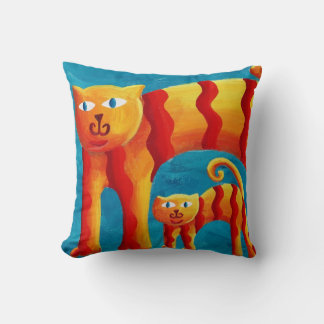 Fun Trendy Whimsical Kurved Cat und Kitten Kissen