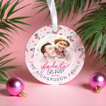 Fun Tropical Christmas Fa la la Let's Roll Foto Ornament<br><div class="desc">Feiern Sie die festliche Urlaubssaison mit unserem lustigen, tropischen, festlichen und farbenfrohen Foto-Ornament. Unser festliches tropisches Design verfügt über ein Single-Foto in der Mitte der Welt, um Ihr eigenes lustiges Foto zu zeigen. Das Foto ist gerahmt mit einem lustigen Muster von verschiedenen tropischen Weihnachtsbildern, darunter ein rosa Cabrio, Palmenfronten Kranz,...</div>