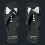 Fun White Bow Krawatte auf Black Niedlich Trauzeug Flip Flops<br><div class="desc">Diese Flip Flops sind skurril und lustig,  und eine tolle Möglichkeit,  den Trauzeugen bei Ihrer Hochzeit zu danken. Sie zeichnen sich durch ein niedliches Smock-Design mit einer weißen Bogen-Krawatte und Tasten oben und seinem Namen und Titel unten aus.</div>