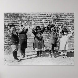 Fünf asiatische Kinder, die Barbells halten Poster