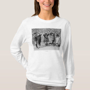 Fünf asiatische Kinder, die Barbells halten T-Shirt