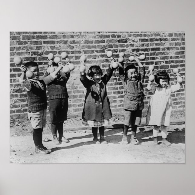 Fünf asiatische Kinder halten Barbells auf Poster (Vorne)