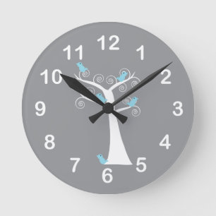Fünf blaue Vögel in einer Baumwall-Uhr Runde Wanduhr