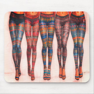 Fünf Frauen hintereinander in Leggings auf dickem Mousepad