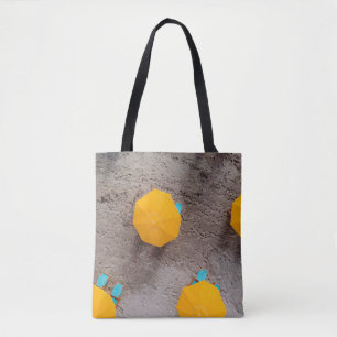 Fünf gelbe Sonnenschirme am Tag auf Sand Tasche