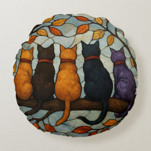 Fünf Katzen auf einem Baumzweig im Buntglasstil Rundes Kissen