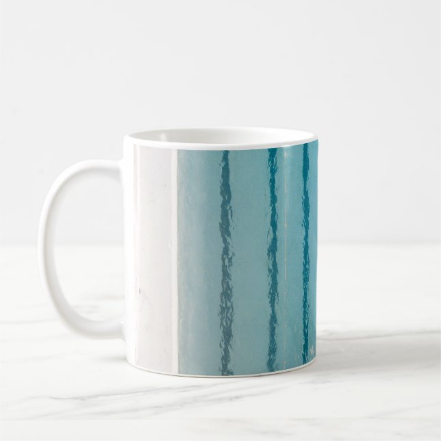 Fünf Personen schwimmen im Pool Kaffeetasse (Links)